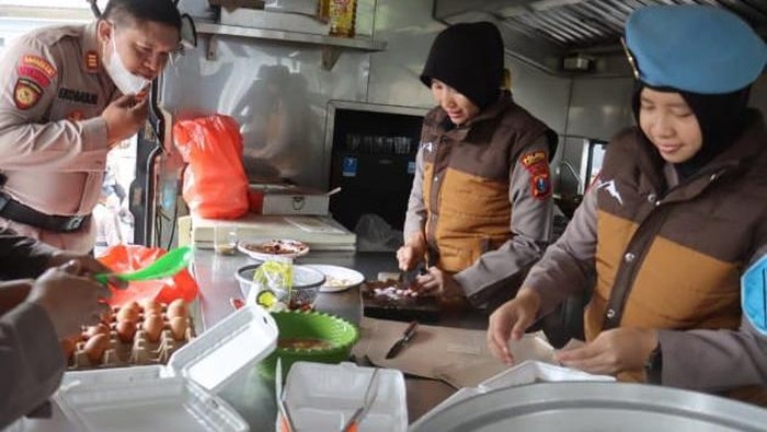 Layani Warga Terdampak Erupsi Semeru, Brimob Polda Jatim Dirikan Dapur Lapangan