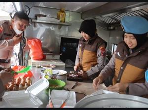 Dapur Lapangan Polda Jatim Penuhi Kebutuhan Makan Pengungsi Semeru