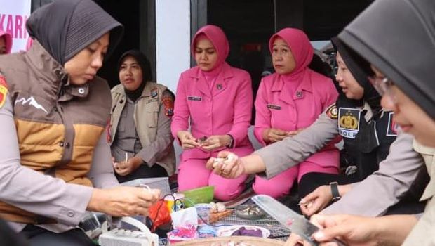 Penanganan korban erupsi Semeru Layani Warga Terdampak Erupsi Semeru, Brimob Polda Jatim Dirikan Dapur Lapangan