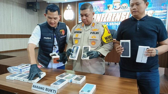 Polisi menunjukkan barang bukti 15 Iphone 17 yang dicuri pria di Bandar Lampung