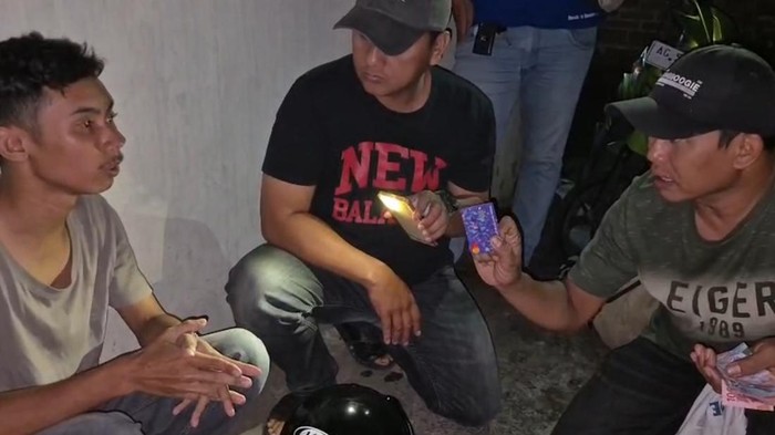 FA, pelaku pencurian kartu ATM di Kediri saat ditangkap polisi