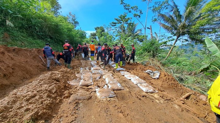 Perbaikan jalan di kawasan longsor Banjarnegara