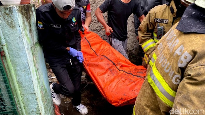Petugas evakuasi korban tewas akibat kebakaran di Bandung.