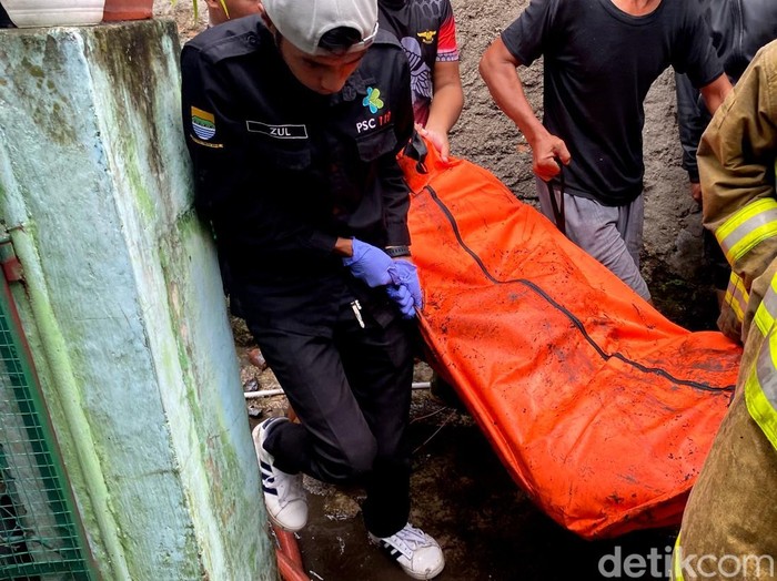 Petugas evakuasi korban tewas akibat kebakaran di Bandung.