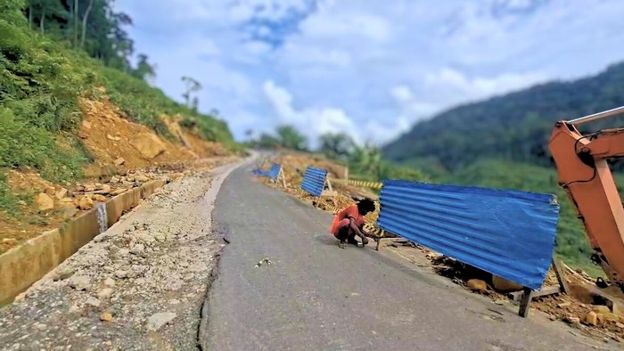 Pihak PJN melakukan pemasangan rambu tanda batas. (Dokumentasi PJN Kaltara)