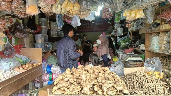 Polisi cek TKP pencurian kalung emas bocah oleh perempuan tak dikenal