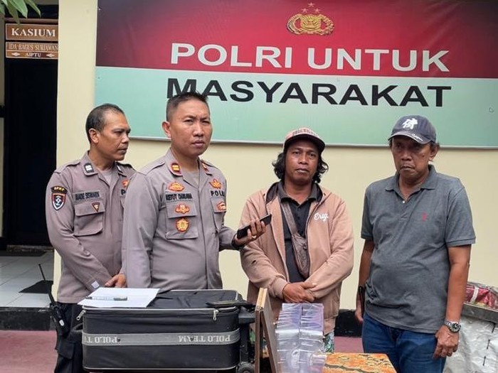 Polsek Denpasar Utara saat mengungkap pria pembawa koper yang mencurigakan di kelurahan Tonja, Denpasar Utara, Minggu (23/11/2025). (Istimewa/Polresta Denpasar).