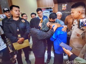 Pelukan Keluarga-Air Mata Sambut Kepulangan Kiper Muda dari Kamboja