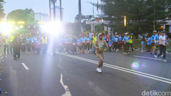 Sejumlah peserta berlari dalam Eco Run Fest Pertamina 2025 yang digelar di Plaza Timur GBK, Jakarta, Minggu (23/11/2025).