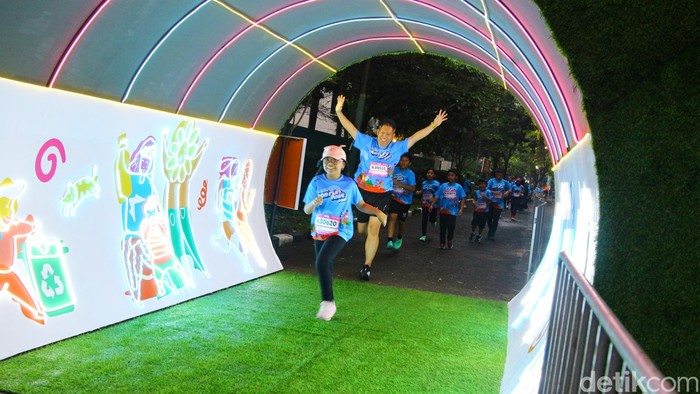 Sejumlah peserta berlari dalam Eco Run Fest Pertamina 2025 yang digelar di Plaza Timur GBK, Jakarta, Minggu (23/11/2025).