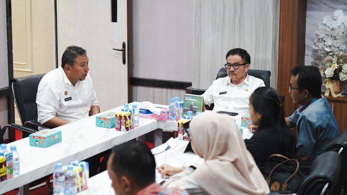 Sekda Sulsel Jufri Rahman bersama Kadinsos Sulsel Malik Faisal saat rapat terkait pembangunan Sekolah Rakyat.