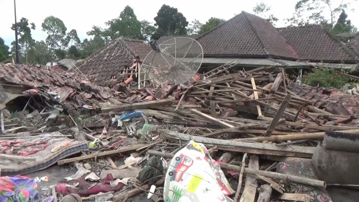 Semeru erupsi rusak rumah wargadi Lumajang