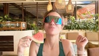 Memasuki usia 36, Sheila menjaga tubuhnya tetap fit dan bugar dengan rajin olahraga. Tak lupa ia juga hobi ngemil buah seperti posenya saat makan semangka ini. Foto: Instagram @itssheilamj