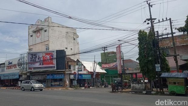 Simpang empat Jalan Jogja-Solo Delanggu, Kompleks PG Delanggu, dan kantor pegadaian bekas alun alun di timur Pasar Delanggu, Minggu (23/11/2025).