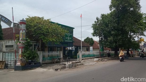 Simpang empat Jalan Jogja-Solo Delanggu, Kompleks PG Delanggu, dan kantor pegadaian bekas alun alun di timur Pasar Delanggu, Minggu (23/11/2025).