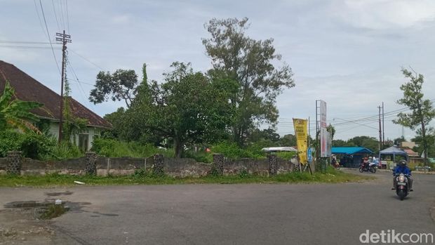 Simpang empat Jalan Jogja-Solo Delanggu, Kompleks PG Delanggu, dan kantor pegadaian bekas alun alun di timur Pasar Delanggu, Minggu (23/11/2025).