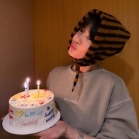 Song Hye Kyo membagikan momen bahagia dari perayaan ulang tahunnya yang jatuh pada 22 November. Aktris berzodiak Sagitarius itu kini telah memasuki usia 44 tahun. Foto: dok. Instagram @kyo1122