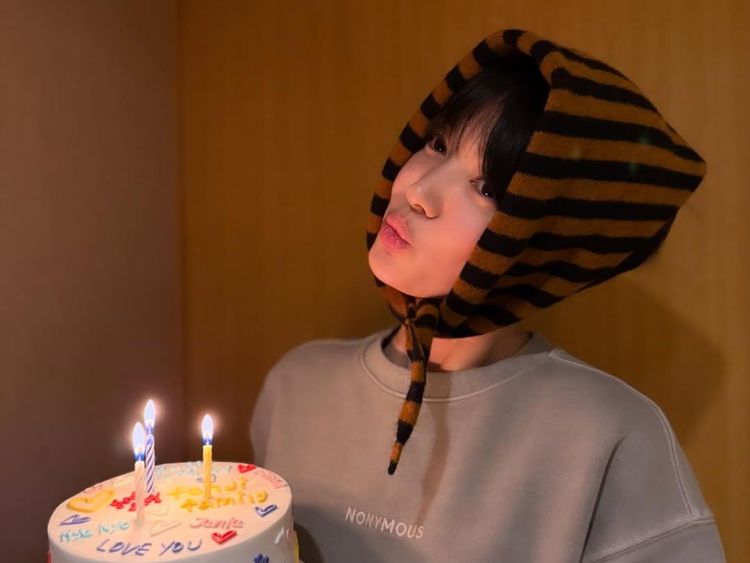 Cute Banget! Song Hye Kyo Rayakan Ultah ke-44 Bareng Geng, Visual Awet Muda