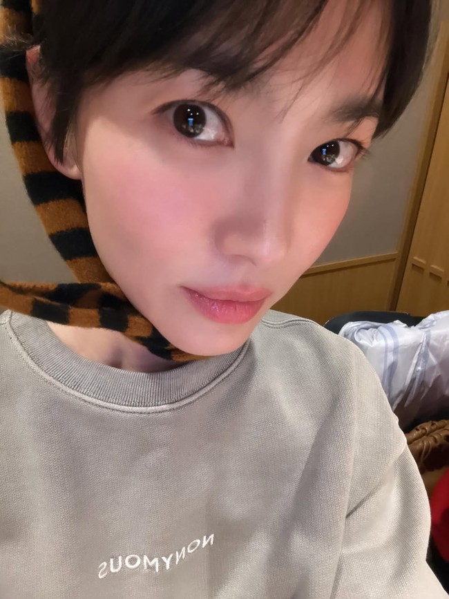 Meski sudah menginjak kepala empat, visual Song Hye Kyo tetap terlihat awet muda. Dalam sejumlah fotonya, ia memancarkan kecantikan alami, tampil dengan wajah bareface. Foto: dok. Instagram @kyo1122