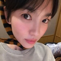 Meski sudah menginjak kepala empat, visual Song Hye Kyo tetap terlihat awet muda. Dalam sejumlah fotonya, ia memancarkan kecantikan alami, tampil dengan wajah bareface. Foto: dok. Instagram @kyo1122