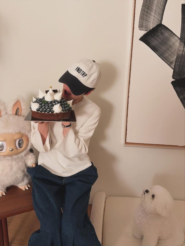 Tak kalah gemas. Ada momen Song Hye Kyo berpose seolah memakan seloyang kue ulang tahun di sebelah anjing kesayangannya, Ruby. Foto: dok. Instagram @kyo1122