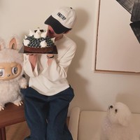 Tak kalah gemas. Ada momen Song Hye Kyo berpose seolah memakan seloyang kue ulang tahun di sebelah anjing kesayangannya, Ruby. Foto: dok. Instagram @kyo1122