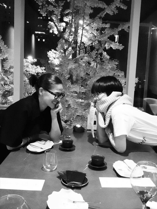 Lewat unggahan Instagram-nya, terungkap jika Song Hye Kyo juga merayakan ulang tahunnya bersama aktris Filipina, Anne Curtis-Smith, yang sempat bertandang ke Korea Selatan. Foto: dok. Instagram @kyo1122