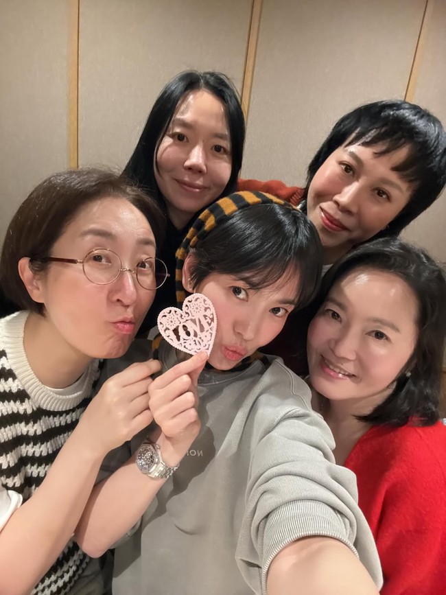 Ulang tahun Song Hye Kyo terasa semarak berkat kehadiran para sahabat. Bintang drama Korea The Glory itu mendapat berbagai macam kue ulang tahun, hingga dekorasi balon. Foto: dok. Instagram @kyo1122