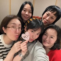 Ulang tahun Song Hye Kyo terasa semarak berkat kehadiran para sahabat. Bintang drama Korea The Glory itu mendapat berbagai macam kue ulang tahun, hingga dekorasi balon. Foto: dok. Instagram @kyo1122