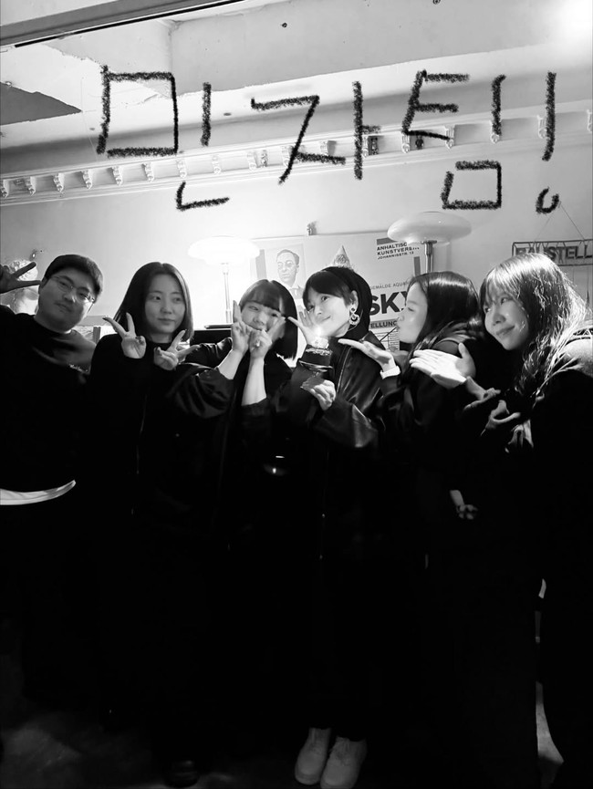 Ucapan ulang tahun terus berdatangan untuk Song Hye Kyo. Sang aktris membagikan ulang sejumlah ucapan dari rekan artis: Suzy, Lim Ji Yeon, hingga Kang Min Kyung juga penata gaya dan tim tata rias di Instagram Story sebagai bentuk syukur. Foto: dok. Instagram @kyo1122