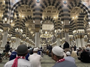 Suasana Teduh Salat Subuh di Masjid Nabawi