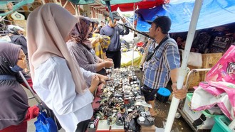 Cerita Gen Z Berburu Barang Lawas di Pasar Loak Jatinegara gegara FYP TikTok