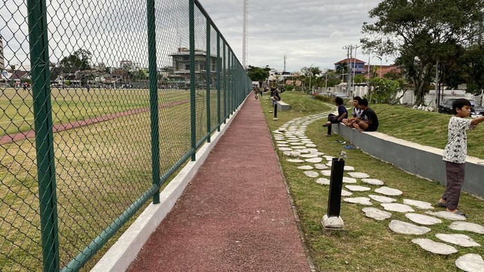 Teks Foto: Puluhan Lampu Taman Kebun Bunga Medan, Jalan Candi Mendut Hilang (Mhd Ilham Pradilla/detitkSumut)