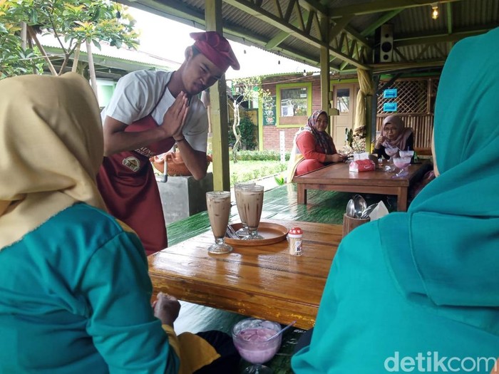 Teman-teman disabilitas yang kerja dan magang di salah satu restoran Purwakarta.