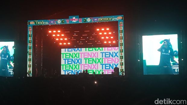 Tenxi saat tampil di Highschool Fest.