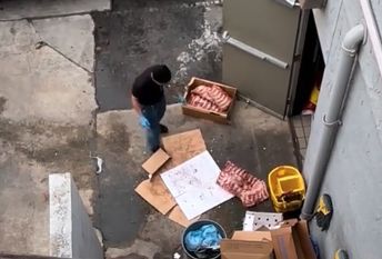 Terekam Aksi Pelayan Lempar Daging ke Lantai, Restoran Pho Ini Langsung Tutup