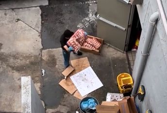 Terekam Aksi Pelayan Lempar Daging ke Lantai, Restoran Pho Ini Langsung Tutup