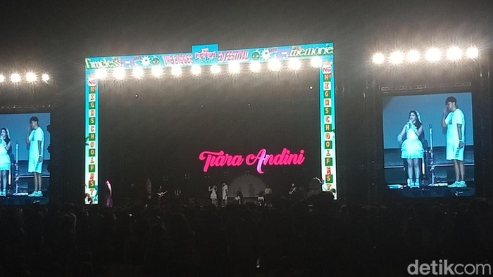 Penampilan Tiara Andini di Highschool Fest.