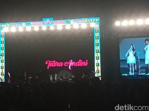 Tiara Andini Ajak Penonton Duet Romantis di Highschool Fest