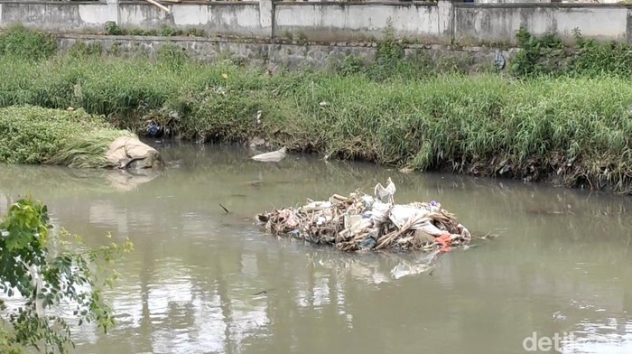 Tumpukan sampah di aliran Tukad Mati, Legian, Kecamatan Kuta, Badung, Bali, beberapa waktu lalu. (Foto: Agus Eka/detikBali)