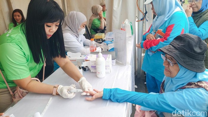 Warga KBB melaksanakan pemeriksaan kesehatan di Diabetes Nasional dan Dunia