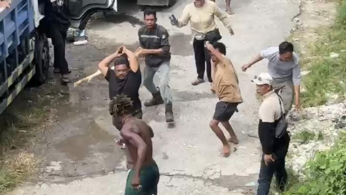 WN AS terlibat baku hantam dengan pekerja proyek di Jalan Pantai Suluban, Desa Pecatu, Kecamatan Kuta Selatan, Badung, Bali, Minggu (23/11/2025). (Foto: Tangkapan layar video viral)