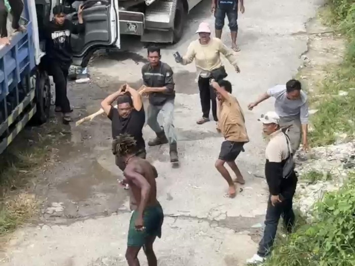 WN AS terlibat baku hantam dengan pekerja proyek di Jalan Pantai Suluban, Desa Pecatu, Kecamatan Kuta Selatan, Badung, Bali, Minggu (23/11/2025). (Foto: Tangkapan layar video viral)