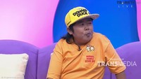 Adul menceritakan saat syuting sebuah acara di Thailand, dia sampai dibawa oleh polisi setempat karena Komeng. Adul dan Komeng memang sering dipasangkan dan jadi partner yang klop. Foto: Channel YouTube Trans TV Official