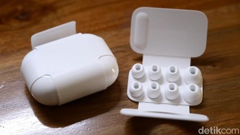 Apple juga menyertakan eartips dalam lima ukuran, termasuk yang paling baru adalah ukuran XXS. Foto: detikINET/Anggoro Suryo Jati
