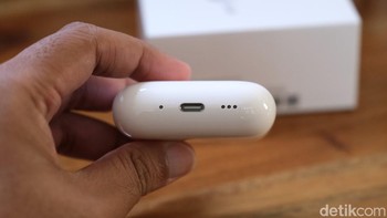 Dari segi fisik, casing AirPods Pro 3 ini lebih besar ketimbang AirPods Pro generasi sebelumnya. Meskipun selisihnya tak banyak, namun perbedaannya cukup terasa di genggaman tangan saya. Foto: detikINET/Anggoro Suryo Jati