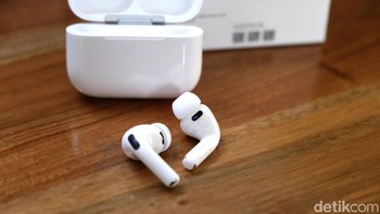 Apple menjual AirPods Pro 3 dengan harga Rp 4.499.000 di Indonesia, lewat berbagai distributor resminya seperti iBox, Digimap, dan Blibli. Foto: detikINET/Anggoro Suryo Jati