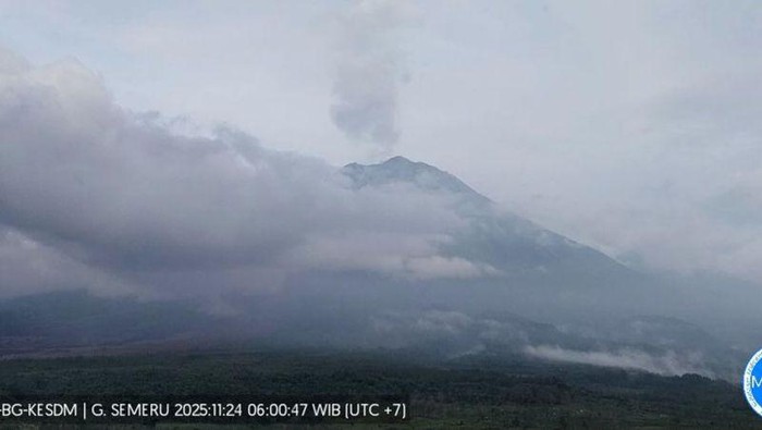 Aktivitas Gunung Semeru yang terpantau dari Pos Pengamatan Gunung Semeru di Desa Sumberwuluh, Kabupaten Lumajang, Senin (24/11/2025). (ANTARA/HO-PVMBG)