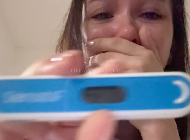 Alyssa mengabadikan momen perdana dirinya saat mengetahui sedang hamil. Terlihat sangat bahagia hingga meneteskan air mata, Alyssa memamerkan hasil test pack nya ke arah kamera. Foto: YouTube/The ALs