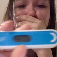 Alyssa mengabadikan momen perdana dirinya saat mengetahui sedang hamil. Terlihat sangat bahagia hingga meneteskan air mata, Alyssa memamerkan hasil test pack nya ke arah kamera. Foto: YouTube/The ALs